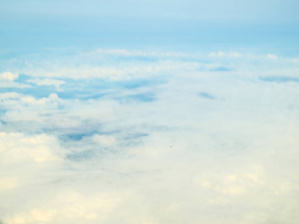 Ciel bleu avec fond nuageux au-dessus de la vue
 - Photo, image