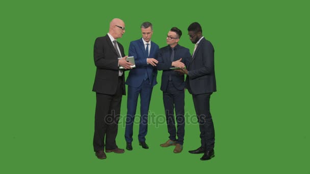 Quatre hommes d'affaires en conversation
 - Séquence, vidéo