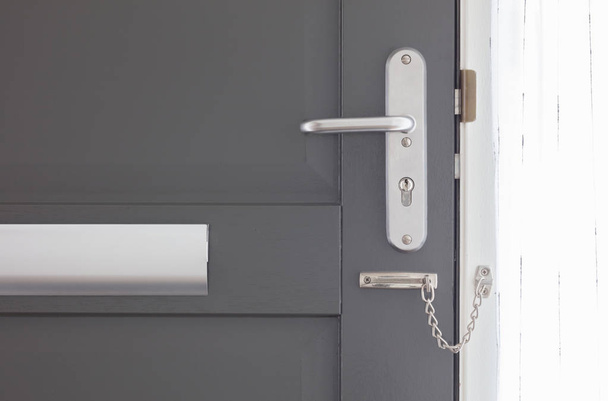 Chaîne de porte sur porte grise
 - Photo, image