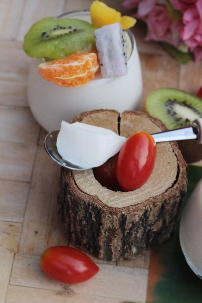 Pudding au lait frais avec mélange de fruits savoureux
 - Photo, image