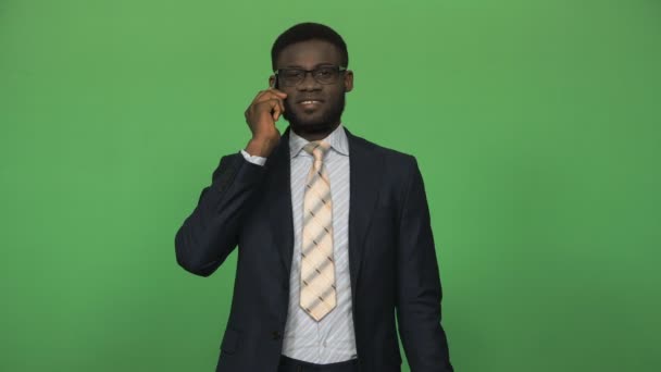 Joven africano contestando una llamada telefónica
 - Imágenes, Vídeo