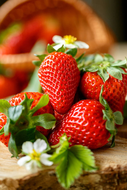 frische Bio-Erdbeeren im Hintergrund - Foto, Bild