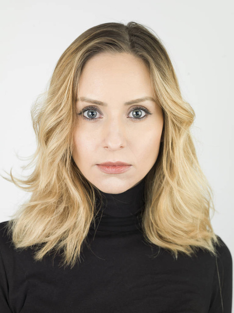 young blonde model portrait in modern dress - Fotografie, Obrázek