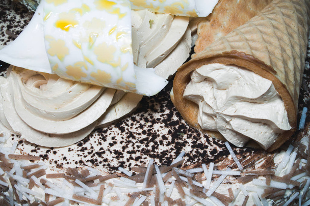 Um delicioso bolo de mousse de chocolate decorado com um cone de waffle e um esmalte é uma excelente sobremesa close-up
 - Foto, Imagem