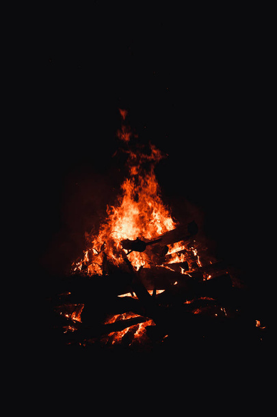 Hoguera quemando árboles por la noche. hoguera ardiendo brillantemente, calor, luz, camping, gran hoguera
. - Foto, Imagen