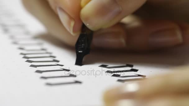 Mujer escribe pluma con letras caligráficas
 - Metraje, vídeo