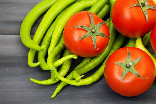 natürliche Tomaten, grüne Paprika und Auberginen, Gemüsebilder in verschiedenen Konzepten, Darmtomaten und Paprika, frische Tomaten und grüne Paprika, - Foto, Bild