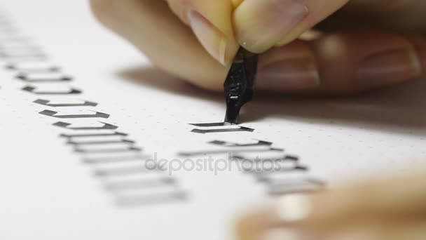 Nő, írja a toll, a kalligrafikus betűkkel - Felvétel, videó