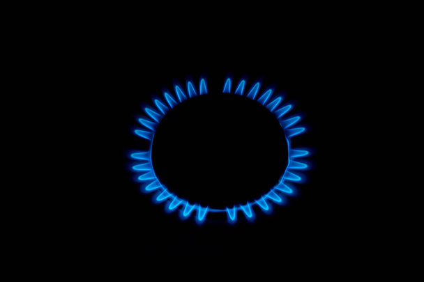 Queimador de gás chama vista a partir do topo isolado em preto
 - Foto, Imagem