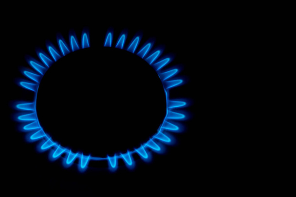 Queimador de gás chama vista do topo isolado em preto com espaço de cópia
 - Foto, Imagem