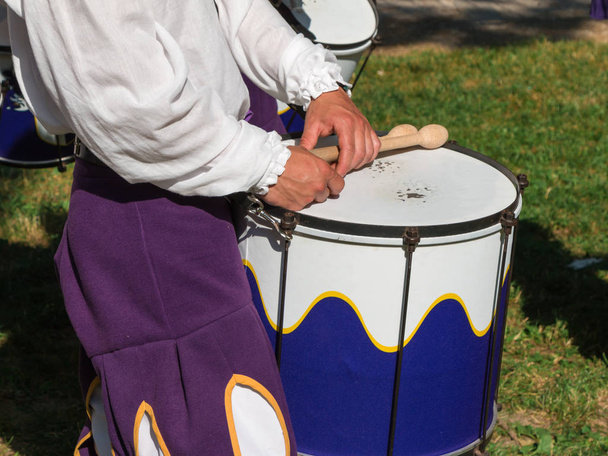 Baterista en uniforme tocando tambor de caja
 - Foto, imagen