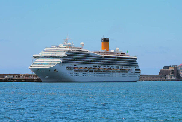Cruise liner op parkeren in de haven. Funchal, Madeira, Portugal - Foto, afbeelding