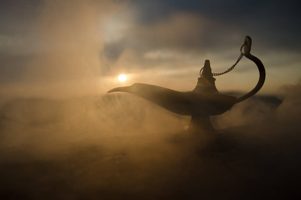 Antiikki käsityöläinen Aladdin Arabian yötä henki tyyli öljylamppu pehmeä vaalea valkoinen savu. Sunset vuoren tausta
 - Valokuva, kuva