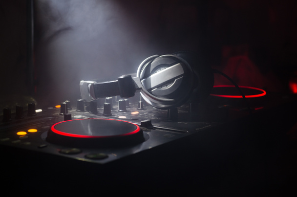 DJ przędzenia, mieszanie i drapanie w nocnym klubie, ręce dj tweak różnych formantów utwór na pokładzie dj's, stroboskopowe i mgła, Selektywny fokus, z bliska. DJ Music club life - Zdjęcie, obraz