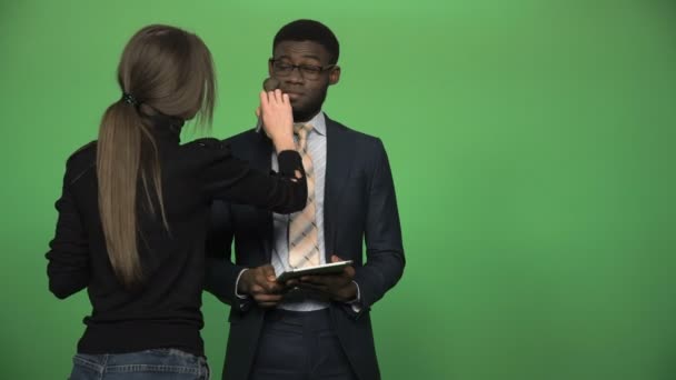 Μαύρος άνδρας κατά τη διάρκεια της δίνοντας ειδήσεις - Πλάνα, βίντεο