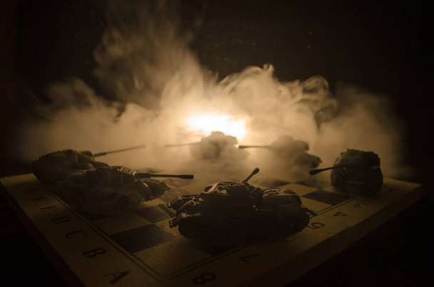 Tanks in het conflictgebied. De oorlog op het platteland. Tank silhouet 's nachts. Battle scène. - Foto, afbeelding