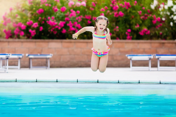Gyermek-medence a nyári vakáció - Fotó, kép