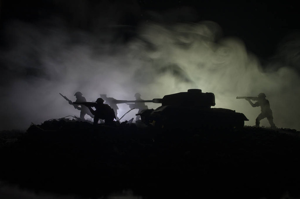 Tanques en la zona de conflicto. La guerra en el campo. Silueta de tanque por la noche. Escena de batalla
. - Foto, imagen