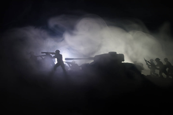 Panzer im Konfliktgebiet. Krieg auf dem Land. Panzer-Silhouette bei Nacht. Kampfszene. - Foto, Bild