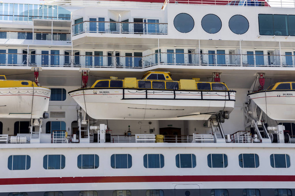 widok na cruise line statek balkon kajuty i łodzi ratunkowych, Kadyks, Andaluzja, Południowa Hiszpania - Zdjęcie, obraz