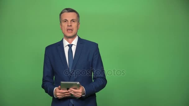 Ενήλικα άνδρα κατά τη διάρκεια δίνοντας ειδήσεις - Πλάνα, βίντεο