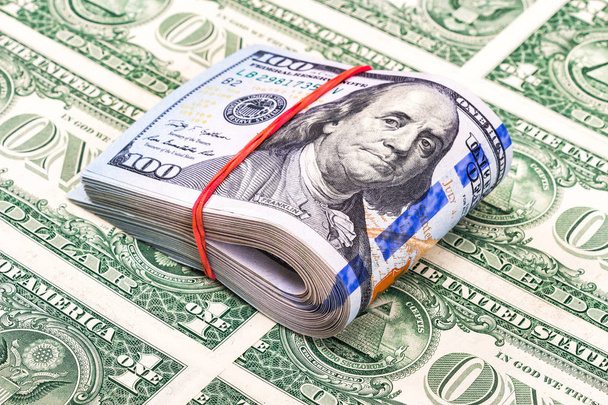 Lastik bant tarafından dolar banknot üzerinde sarılı dolarlarına katlanmış - Fotoğraf, Görsel