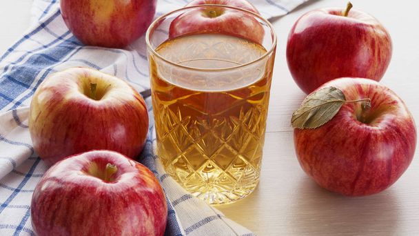 manzanas rojas frescas y vaso de zumo de manzana
 - Foto, imagen