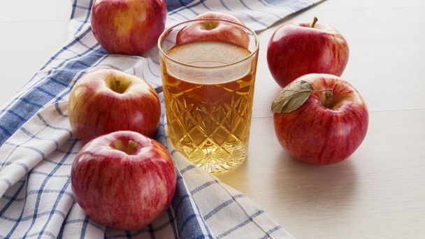 verse rode appels en glas appelsap - Foto, afbeelding