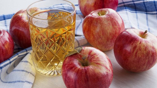 pommes rouges fraîches et verre de jus de pomme
 - Photo, image