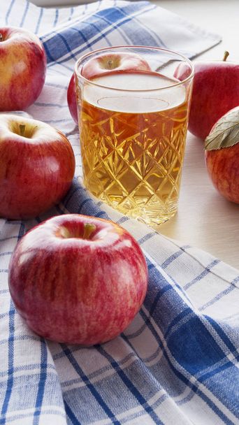 manzanas rojas frescas y vaso de zumo de manzana
 - Foto, Imagen