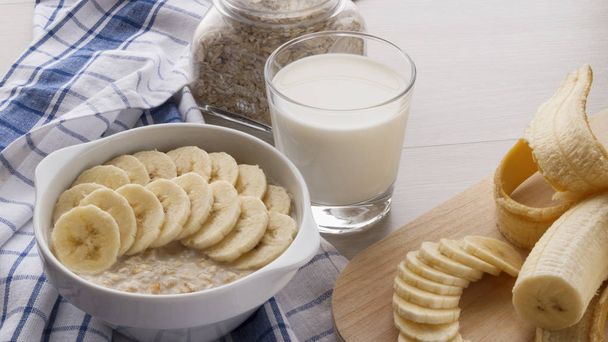 harina de avena con plátanos y un vaso de leche
 - Foto, imagen