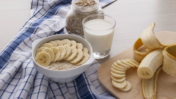 harina de avena con plátanos y un vaso de leche
 - Foto, Imagen