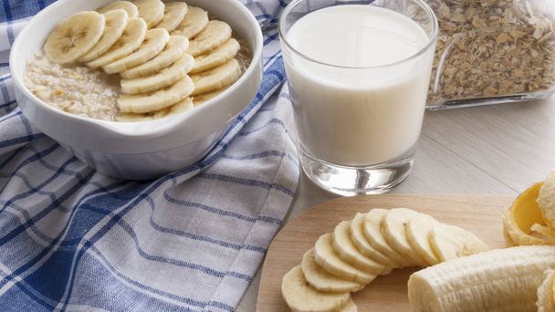 farinha de aveia com bananas e um copo de leite
 - Foto, Imagem