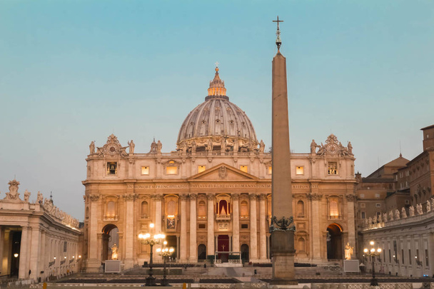 Kijk op de St Peter Basilica, Vaticaan, Italië - Foto, afbeelding