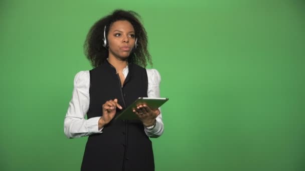 Female support call center with tablet and headset - Filmagem, Vídeo