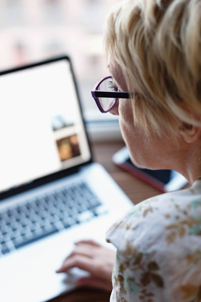 A laptopot használó nő visszapillantása - Fotó, kép
