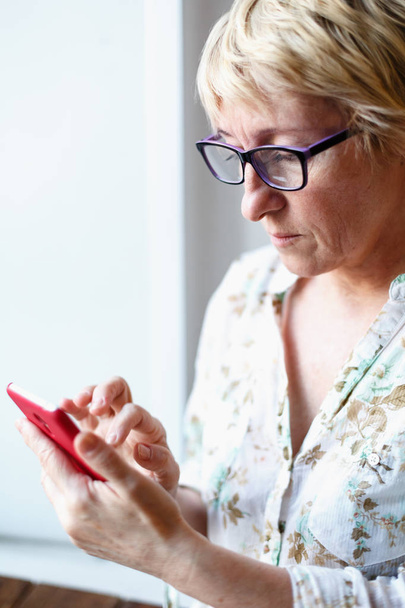 Smartphone kullanarak gözlüklü Olgun kadın - Fotoğraf, Görsel