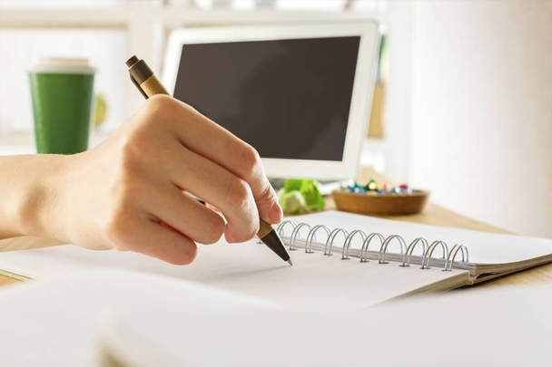 Businesswoman writing in notepad - Fotografie, Obrázek