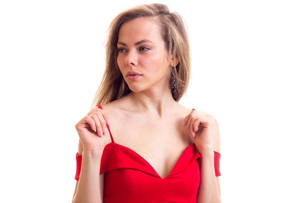 mujer joven en vestido rojo - Foto, imagen