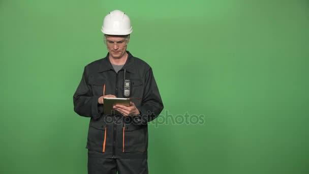 μηχανικός χρησιμοποιώντας ψηφιακή δισκίο - Πλάνα, βίντεο