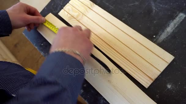 puuseppä mittaa hallituksen
 - Materiaali, video