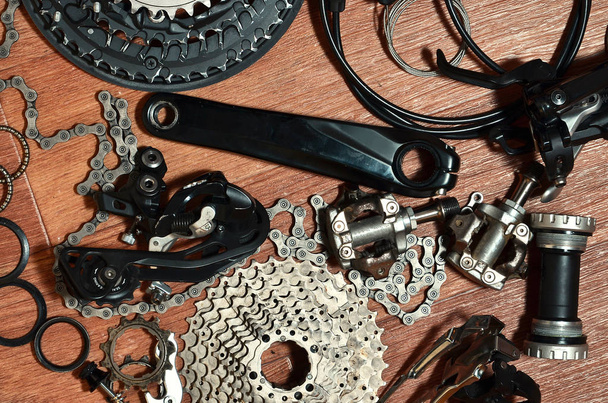 Много различных металлических частей и компонентов ходовой части
 - Фото, изображение