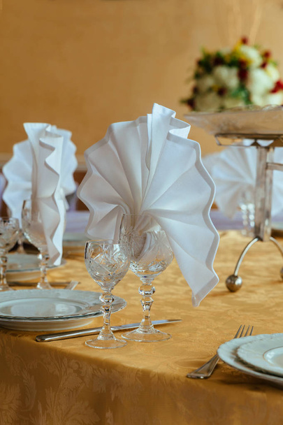couvert aan vastgestelde restaurant tafel in beige kleuren - Foto, afbeelding