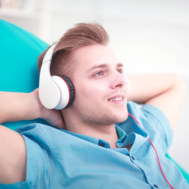 Man listening music with headphones at home - Foto, afbeelding