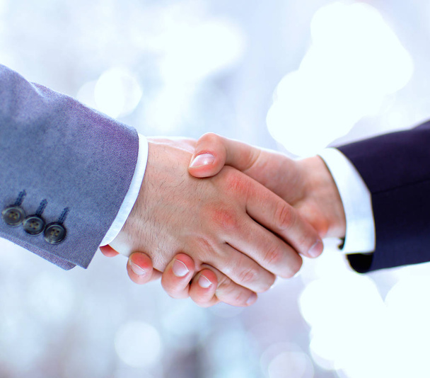 Geschäftsleute schütteln Hände, isoliert auf weißem Hintergrund - Foto, Bild