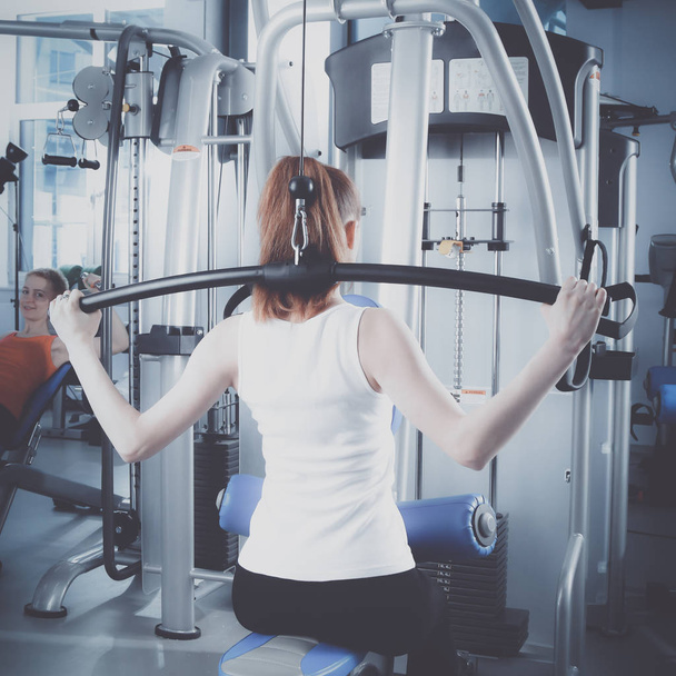 genç bir kadın fitness egzersizleri expander ile yapıyor - Fotoğraf, Görsel