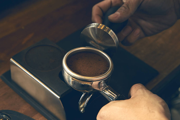 Man tamping fresh morning coffee - Valokuva, kuva