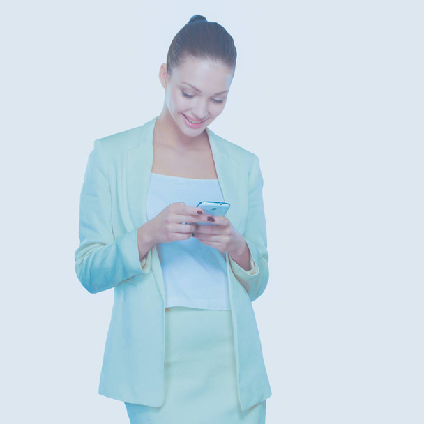 Πορτρέτο του όμορφη χαμογελαστή γυναίκα χρησιμοποιώντας ένα κινητό τηλέφωνο - Φωτογραφία, εικόνα