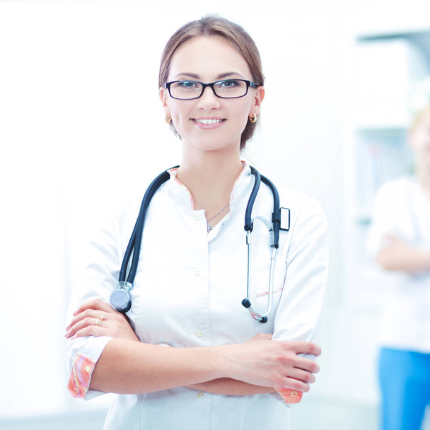 Жінка-лікар стоїть в лікарні
 - Фото, зображення