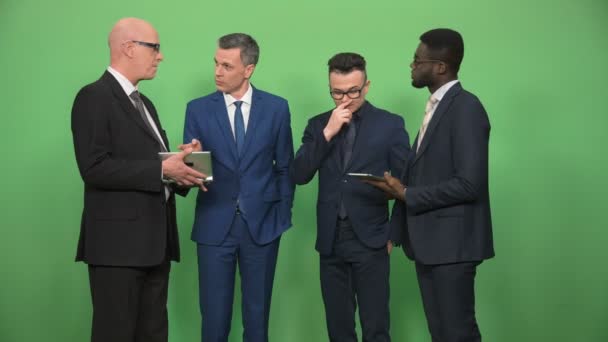 Cuatro hombres de negocios conversando
 - Metraje, vídeo